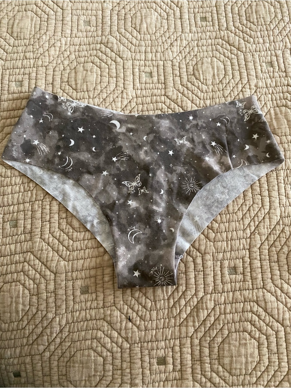 PINK Victoria's Secret Green Lace-Trim Thong & Gray Moonprint Hipster Panty Set - Picture 2 of 7